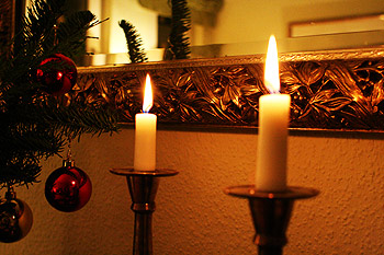 Weihnachtsmotiv Kerzen Kugeln